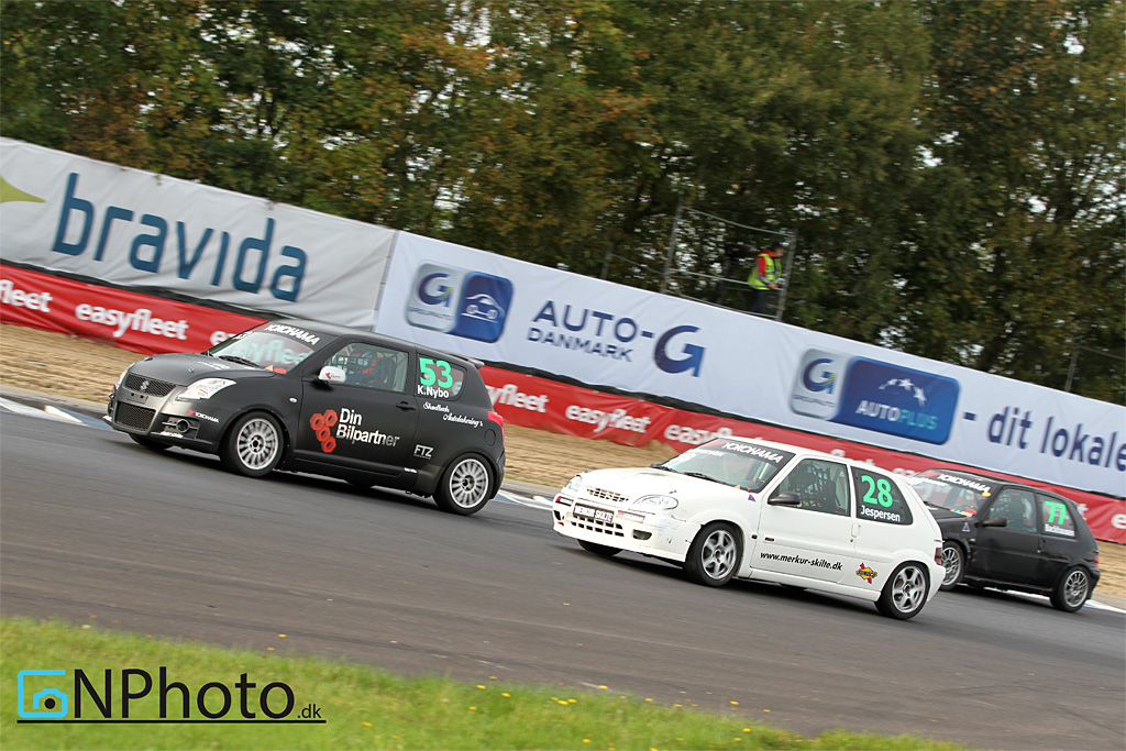 Mikkel Jespersen (28) var tilbage i Yokohama 1600 Challenge, efter en sæson i Rallycross Super2000. Her i kamp med Kasper Nybo (53) og Mark Backhausen (77).
(Foto: CN Photo)